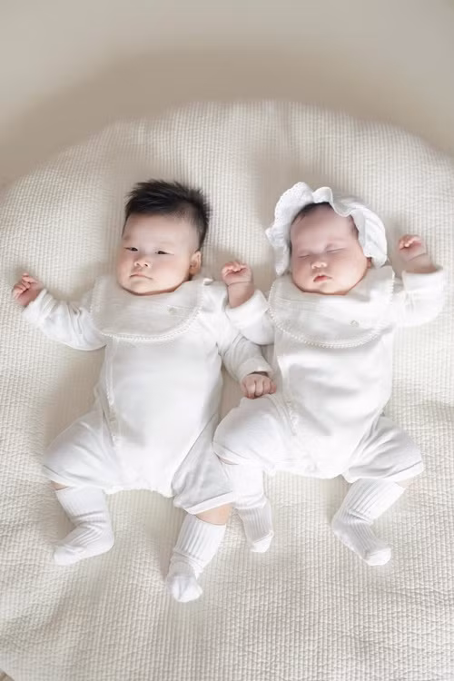 Sam thường cho các con mặc đồ đôi.