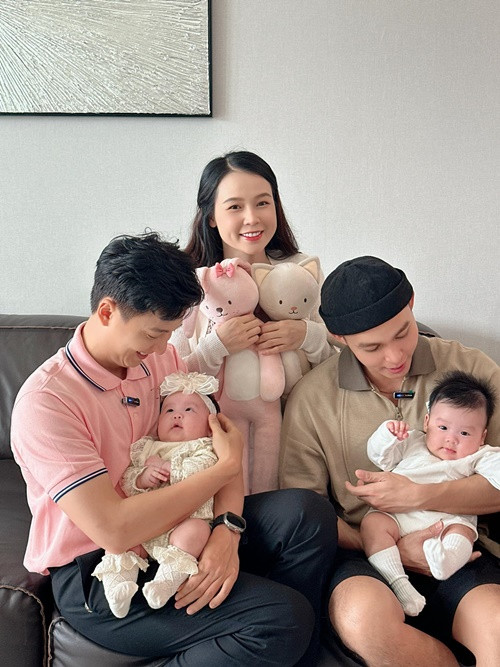 Cặp song sinh nhà Sam nhận quà từ Ngô Kiến Huy và Jun Phạm.