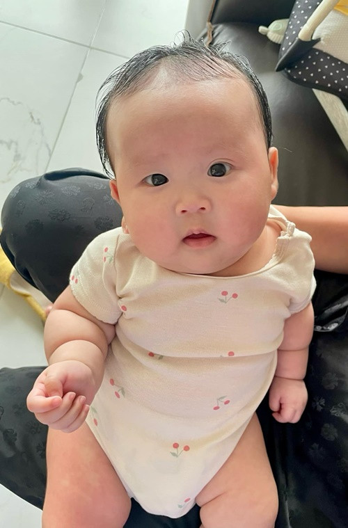 Con gái Sam sở hữu gương mặt đáng yêu, chân tay tròn lẳn.