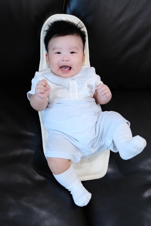Bé Ijun - con trai Sam ngày càng kháu khỉnh, bụ bẫm.