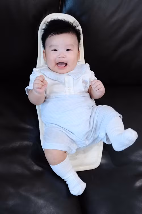 Bé Ijun - con trai Sam ngày càng kháu khỉnh, bụ bẫm.