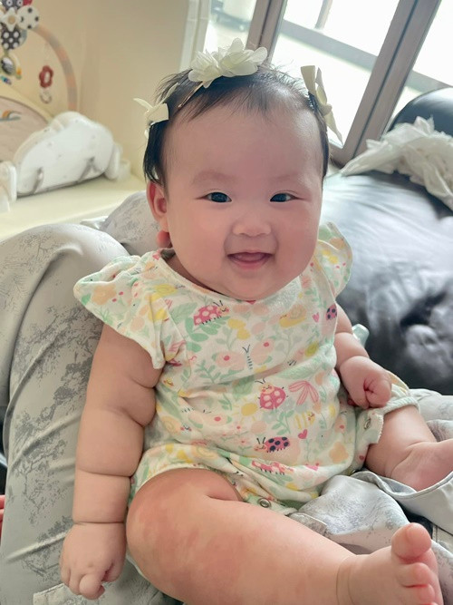  Hot girl Sam vừa đăng hình ảnh mới nhất của con gái Ijin. "Cô chú đừng nói con giống con trai nữa mà. Mẹ con mới mang về một đống kẹp nơ cho con rồi nè", Sam chú thích hài hước.