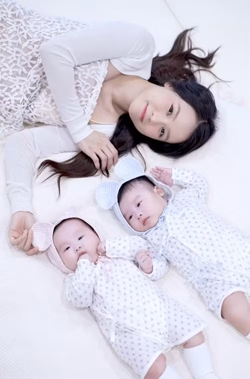 Có mẹ là hot girl giàu có, cặp song sinh nhà Sam sinh ra đã “ngậm thìa vàng”.