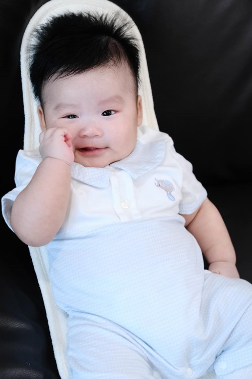 Sam cho biết, con trai là em bé tình cảm.