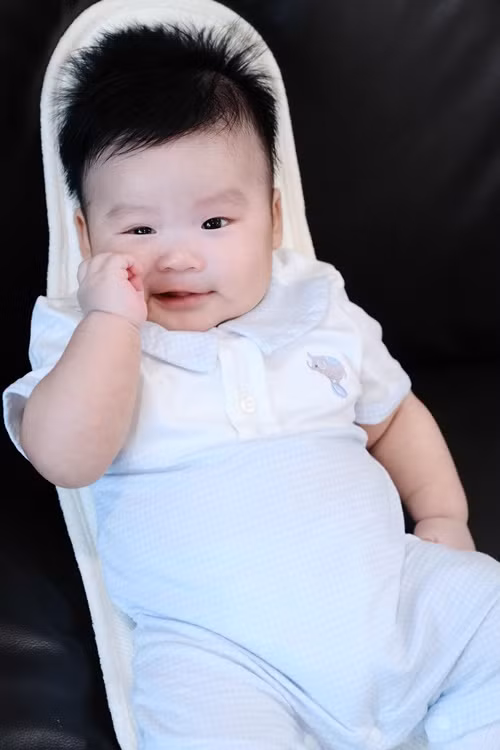 Sam cho biết, con trai là em bé tình cảm.