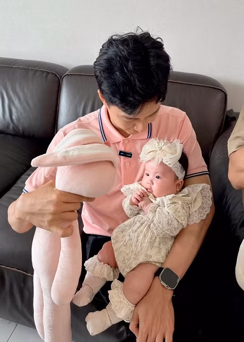 Vẻ bụ bẫm, dễ thương của bé Ijin "đốn tim" nhiều cư dân mạng.