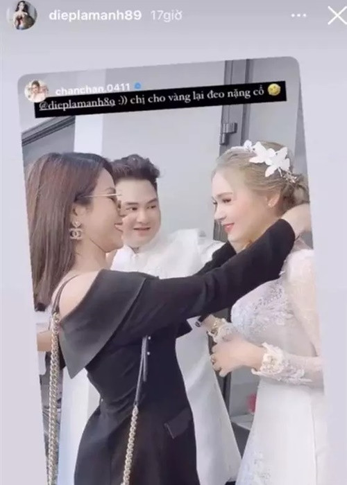 Diệp Lâm Anh trao quà cho Xoài Non trong đám cưới. Ảnh: Sức Khỏe Đời Sống.