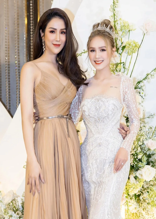 Sau khi Xoài Non - Xemesis xác nhận ly hôn, cư dân mạng lan truyền phát ngôn được cho là của Diệp Lâm Anh: "Làm dâu hào môn không sướng như mọi người nghĩ đâu. Xoài Non bước ra khỏi nhà đó, tôi thấy mừng cho em ấy lắm”. Nhanh chóng, Diệp Lâm Anh phủ nhận có phát ngôn này. Ảnh: Znews.