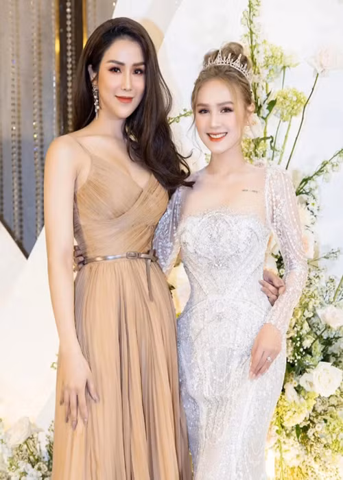 Sau khi Xoài Non - Xemesis xác nhận ly hôn, cư dân mạng lan truyền phát ngôn được cho là của Diệp Lâm Anh: "Làm dâu hào môn không sướng như mọi người nghĩ đâu. Xoài Non bước ra khỏi nhà đó, tôi thấy mừng cho em ấy lắm”. Nhanh chóng, Diệp Lâm Anh phủ nhận có phát ngôn này. Ảnh: Znews.