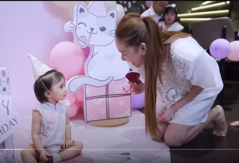 Nhã Phương tặng quà cho con gái Bảo Anh.