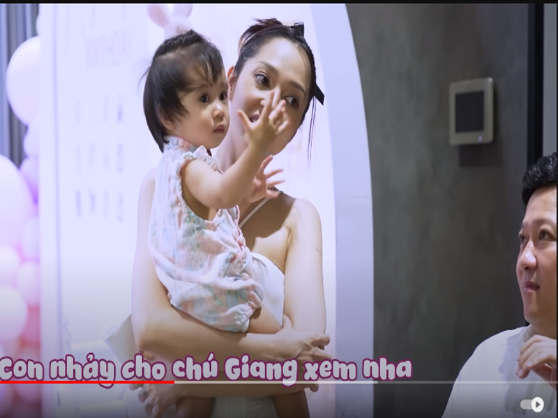 Bé Misumi múa cho Trường Giang xem trong tiệc sinh nhật 1 tuổi.