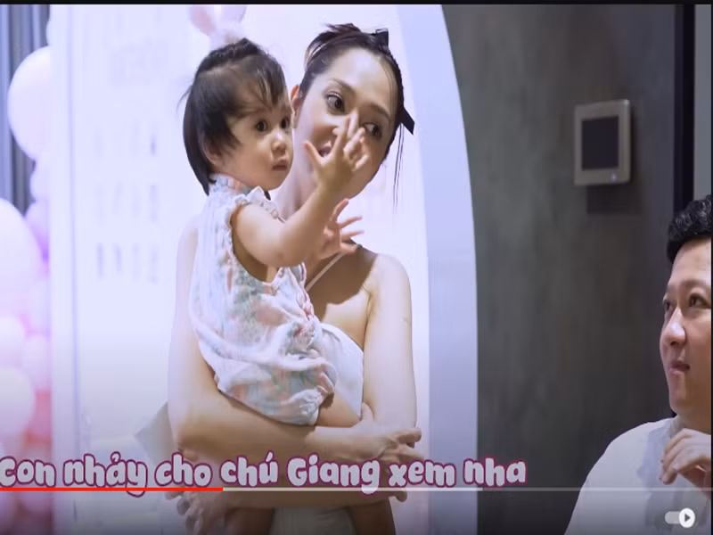 Bé Misumi múa cho Trường Giang xem trong tiệc sinh nhật 1 tuổi.