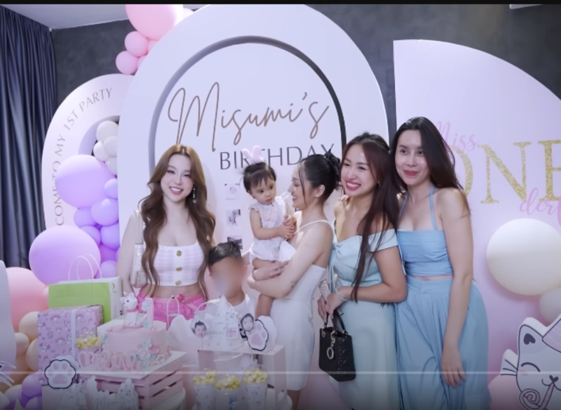 Huyền Baby, Vân Hugo, Lưu Hương Giang cũng là khách mời của buổi tiệc. 4 nữ nghệ sĩ thân thiết sau chương trình Chị đẹp đạp gió rẽ sóng 2023.