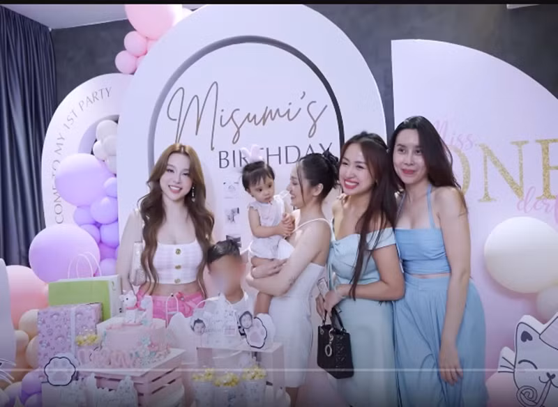 Huyền Baby, Vân Hugo, Lưu Hương Giang cũng là khách mời của buổi tiệc. 4 nữ nghệ sĩ thân thiết sau chương trình Chị đẹp đạp gió rẽ sóng 2023.