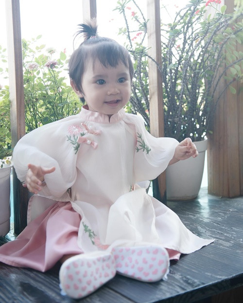 Bảo Anh chia sẻ nhiều hình ảnh từng giấu kín của con gái.