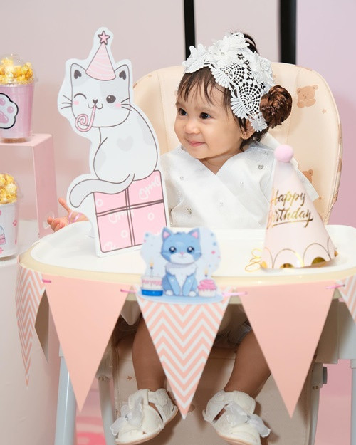 Bé Misumi thừa hưởng nhiều nét đẹp của mẹ.