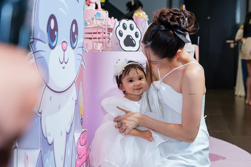 Vào tháng 4, Bảo Anh nhỡ tay đăng ảnh con gái trên Facebook, sau đó cô thừa nhận sinh con 13 tháng trước.