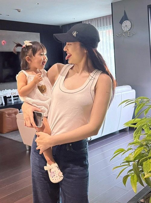 Nữ ca sĩ được mẹ ruột hỗ trợ chăm sóc con gái mỗi lần đi diễn xa.