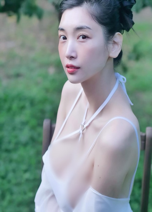 Sự chú ý của fan đổ dồn vào vóc dáng gợi cảm của Lee Hae-in.