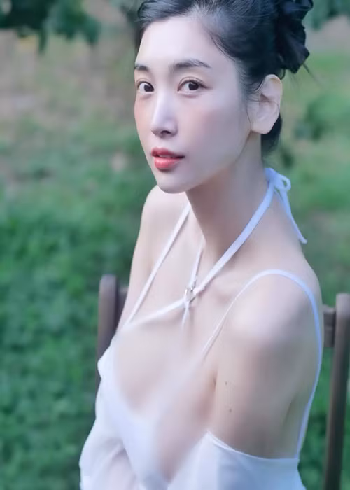 Sự chú ý của fan đổ dồn vào vóc dáng gợi cảm của Lee Hae-in.