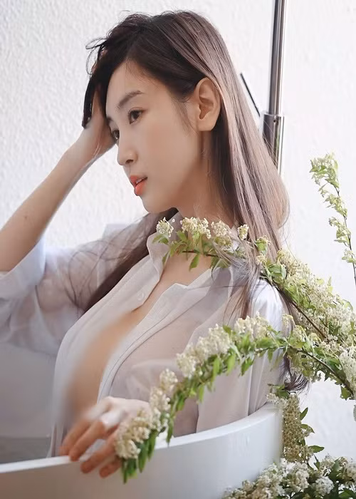 Nhiều người khuyên Lee Hae-in không nên lạm dụng phong cách gợi cảm quá đà.