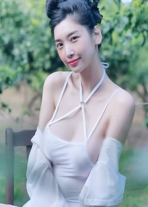 Việc hot girl Lee Hae-in mặc hở bạo không xa lạ với người hâm mộ. Gần đây, cô nàng đăng tải nhiều hình ảnh diện trang phục mỏng manh.