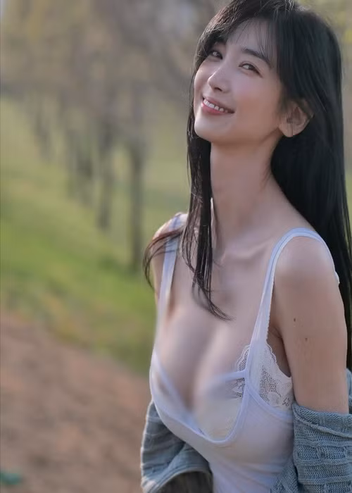 Gương mặt đẹp ngọt ngào, vóc dáng quyến rũ, cô nàng có thể tiến xa hơn nếu nổi tiếng bằng con đường thực lực.