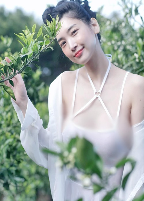 Hot girl người Hàn Quốc diện chiếc váy trắng mỏng tang trễ nải.