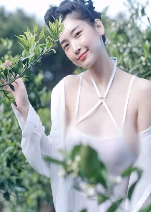 Hot girl người Hàn Quốc diện chiếc váy trắng mỏng tang trễ nải.