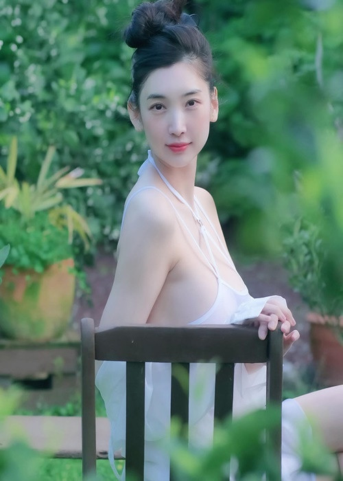 Không ít cư dân mạng lại cho rằng trang phục của cô nàng quá hở hang.