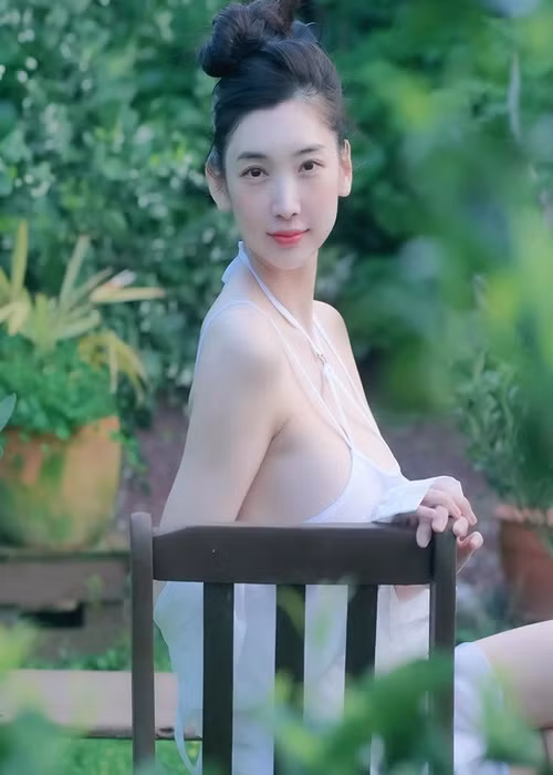 Không ít cư dân mạng lại cho rằng trang phục của cô nàng quá hở hang.