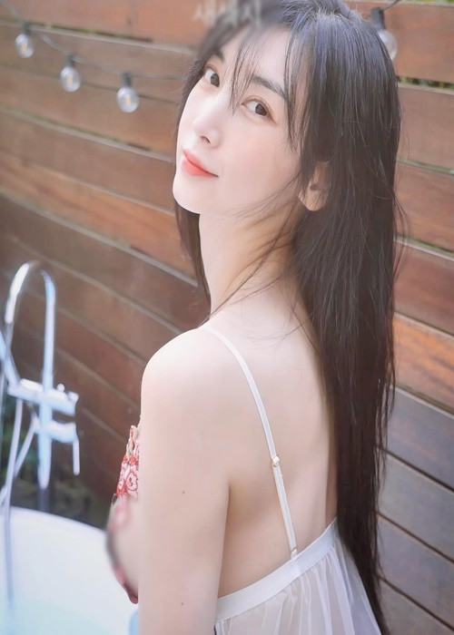 Trang cá nhân Instagram của cô nàng ngập tràn hình ảnh táo bạo.