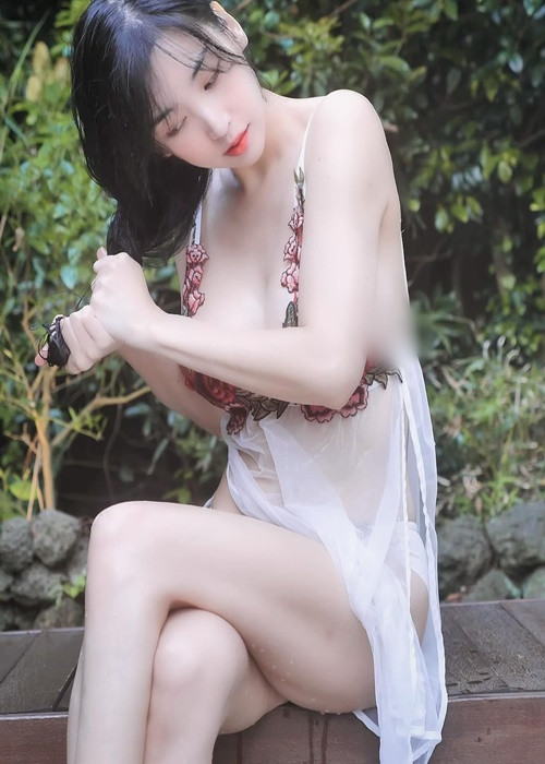 Hot girl xinh đẹp tung loạt ảnh ướt át khi diện váy ngủ xuyên thấu.