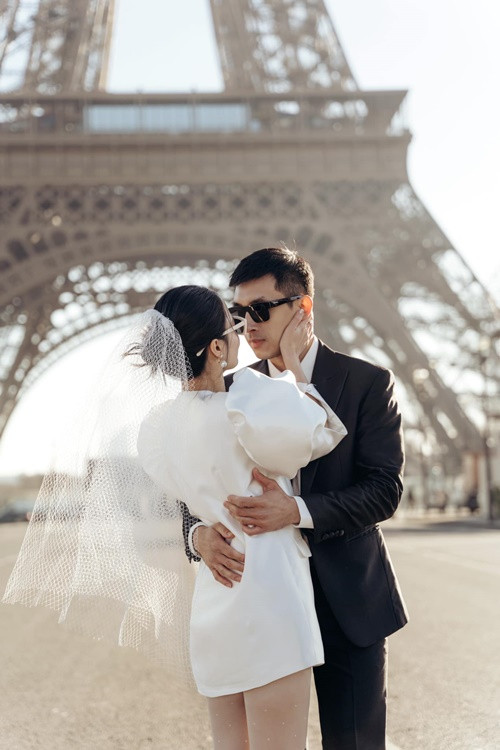 Nam doanh nhân kém vợ 1 tuổi. Trước khi gặp Midu, anh độc thân, chưa từng lập gia đình. Ảnh: FBNV.