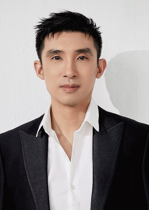 Minh Đạt có gia thế "khủng". Anh là con trai của ông Trần Duy Hy - Chủ tịch HĐQT kiêm TGĐ Công ty cổ phần nhựa Duy Tân. Hiện tại, Minh Đạt làm Giám đốc vận hành công ty Plascene - chi nhánh của nhựa Duy Tân ở Mỹ. Ảnh: LinkedIn.