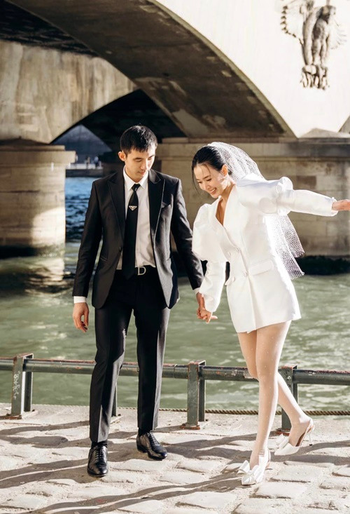 Minh Đạt diện vest lịch lãm chụp ảnh cưới tại Paris, Pháp. Ảnh: FBNV.