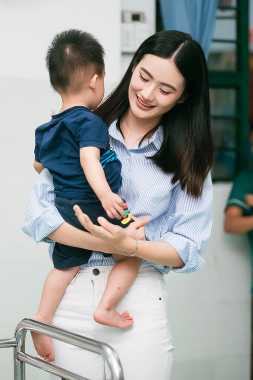 Người đẹp chia sẻ, các em nhỏ dù có hoàn cảnh khó khăn, nhưng luôn giữ nụ cười rạng rỡ và tinh thần lạc quan trên môi. Ảnh: FBNV.