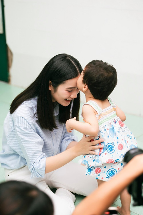 Theo Znews, trở về nước lần này, Huỳnh Trần Ý Nhi tiếp tục thực hiện dự án nhân ái cho cuộc thi Miss World lần thứ 72. Ảnh: FBNV.