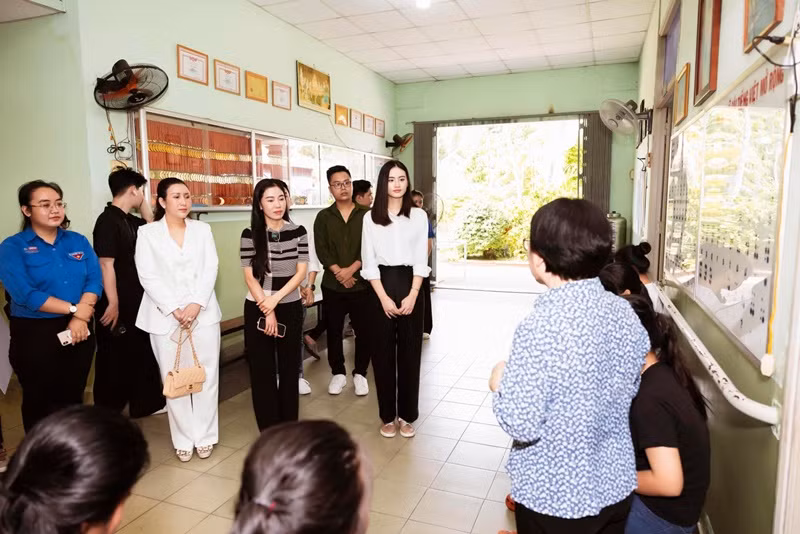 Ý Nhi tích cực đi làm từ thiện trong những ngày qua. Ảnh: FBNV.