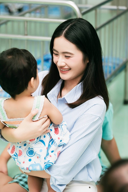 Ý Nhi đến thăm các em nhỏ ở Mái ấm Hướng Dương. Ảnh: FBNV.