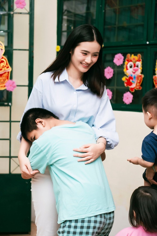 Nhiều em nhỏ quấn quýt không rời Ý Nhi. Ảnh: FBNV.