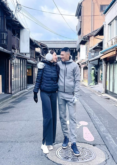 Công Vinh vừa khoe ảnh tình tứ bên Thủy Tiên. Ngoài ra, anh lên tiếng về tin đồn ly hôn: "Cặp đôi sơ hở là bị đồn ly dị. Hôm qua bố mẹ hai bên gọi điện giáo huấn đạo vợ chồng cho cặp đôi một tràng rất lâu, hai vợ chồng ngơ ngác chả hiểu là ý gì … riêng bố còn qua tận nhà giáo huấn đôi trẻ. Té ra ông bà đọc tin đồn trên mạng nên sinh nghi hai vợ chồng ly dị. Quá khổ ạ”.