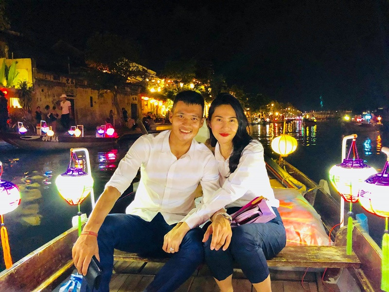 “Mẹ chồng em vừa gọi chồng em khóc nức nở nói không thành tiếng, bảo dân làng họ đến nhà hỏi thăm sao hai vợ chồng Công Vinh - Thủy Tiên ly hôn. Chồng em bảo làm gì có chuyện này. Hai vợ chồng con đang hạnh phúc mà có chuyện gì đâu mẹ? Mẹ chồng bảo “Có chuyện chi mà giấu mẹ, dân làng họ kéo đến nhà hỏi ầm ầm này, đừng giấu nữa”. Bố chồng cũng gọi. Thế là google ra cái tin này. Ghê thật sự”, Thủy Tiên viết trên trang cá nhân.