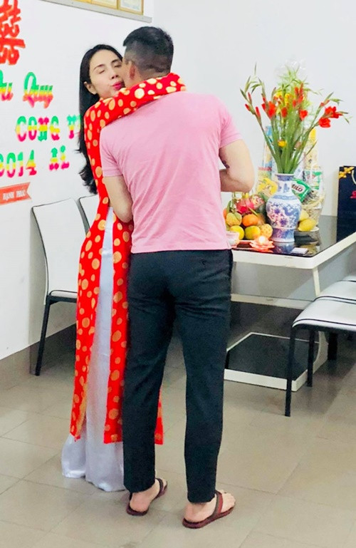 Nữ ca sĩ cho biết, thông tin không chính xác về vợ chồng cô đã khiến bố mẹ Công Vinh lo lắng.