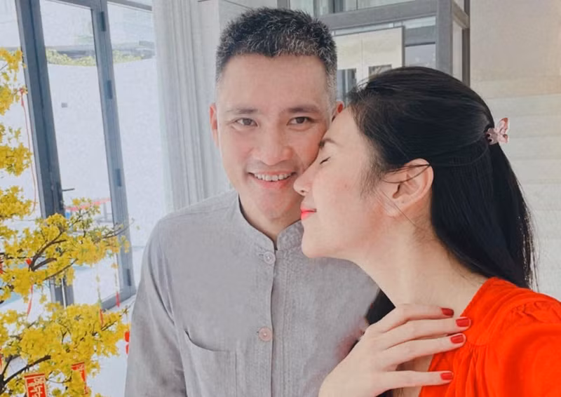 Hôn nhân của Thủy Tiên gây chú ý có lẽ bởi ít ngày trước, trên kênh TikTok cá nhân, cô chia sẻ video hát ca khúc Từng có người yêu tôi như sinh mệnh. Dưới bài đăng, nữ ca sĩ viết: "Em đã dặn lòng đừng đau nữa. Đừng cố chấp nhớ một người. Người ta đâu quan tâm em nữa. Em hiểu chưa?".