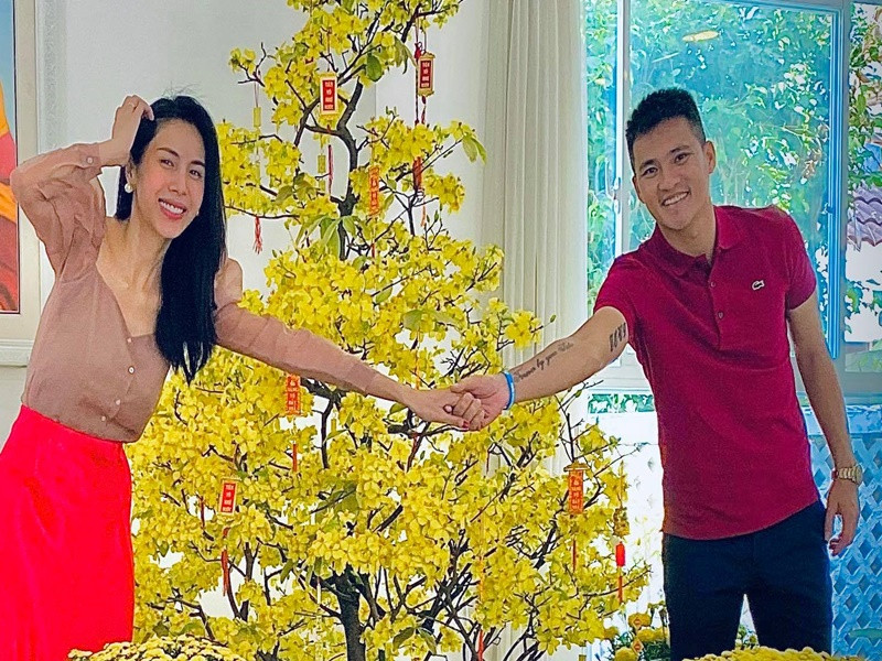 Cụ thể, trong chương trình Sao hỏa sao kim, khi Thủy Tiên kể về mối tình gà bông, Công Vinh xin một tờ giấy và cái bút để vợ ký vào đơn ly hôn. Lập tức, nữ ca sĩ chữa cháy: “Chồng em nói vậy chứ không biết ghen là gì đâu”.