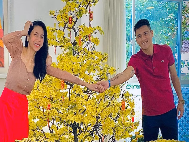 Cụ thể, trong chương trình Sao hỏa sao kim, khi Thủy Tiên kể về mối tình gà bông, Công Vinh xin một tờ giấy và cái bút để vợ ký vào đơn ly hôn. Lập tức, nữ ca sĩ chữa cháy: “Chồng em nói vậy chứ không biết ghen là gì đâu”.