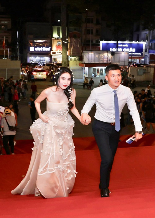 Đi kèm dòng tâm sự, Thủy Tiên đăng tải bài viết về việc Công Vinh trêu đùa, đòi ký đơn ly hôn.