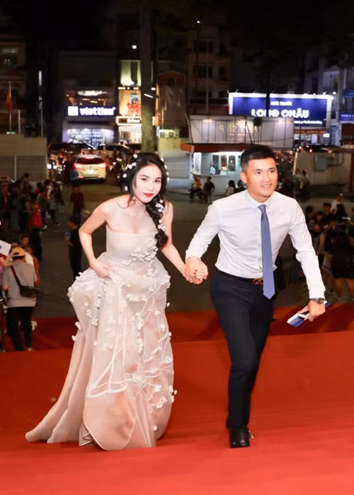 Đi kèm dòng tâm sự, Thủy Tiên đăng tải bài viết về việc Công Vinh trêu đùa, đòi ký đơn ly hôn.