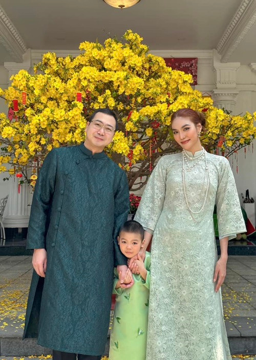 Khi sự nghiệp đang ở thời kỳ đỉnh cao, Lan Khuê lấy chồng. Ông xã của người đẹp là doanh nhân Tuấn John. Cặp đôi kết hôn năm 2018. 1 năm sau, Lan Khuê sinh con trai đầu lòng. Ảnh: FBNV.